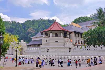 Kandy Tooth Relic Temple | chauffeuremillankatours.com