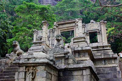 Yapahuwa Sri Lanka |chauffeuremillankatours.com